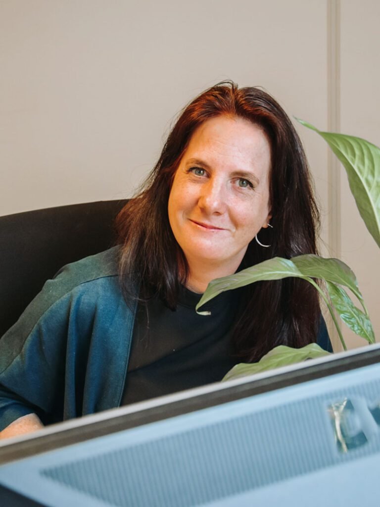 Vriendelijke klantenservice medewerker helpt cliënten online