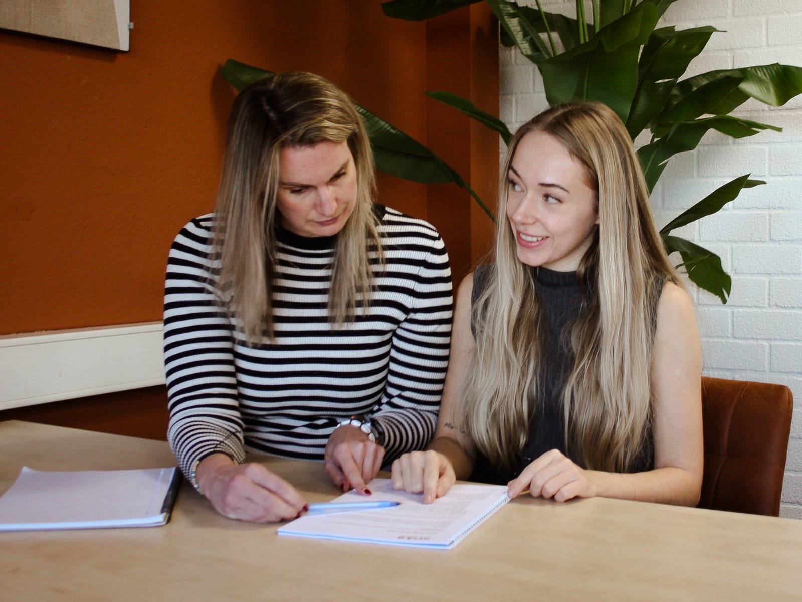 Bewindvoerder bespreekt financiële situatie tijdens intakegesprek